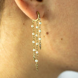 Boucles d'oreilles Celeste  avec des longues perles grises ou blanches